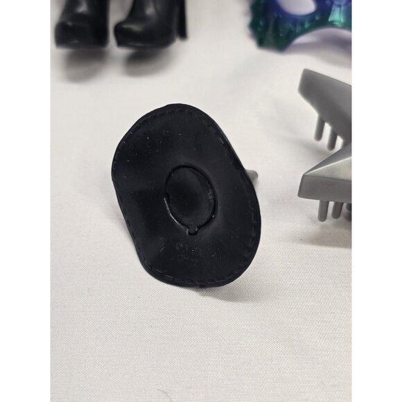 Bratz Doll Masquerade Finora Red Head With Outfit And Accessories - Picture 8 of 16